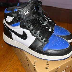 Kids Jordan’s size 4, good condition.